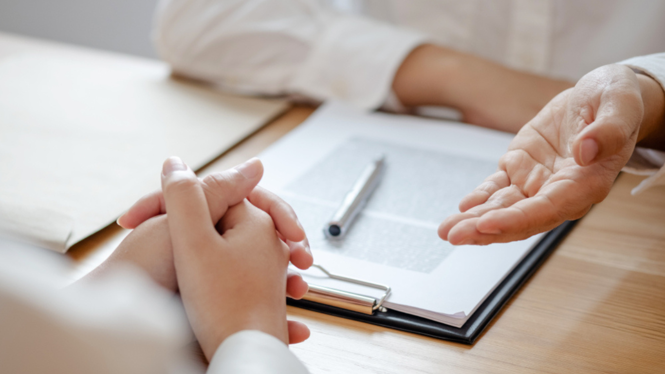 弁護士と司法書士、あなたのケースはどちらに相談すべきか